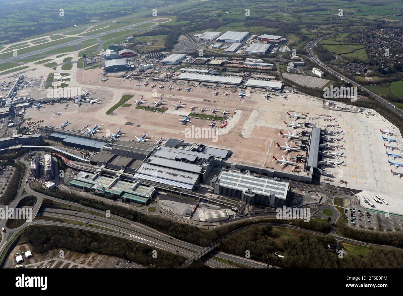 Vista aerea dell'aeroporto di Manchester, dall'altro lato dell'edificio del Terminal 2, ripresa il 30 marzo 2021 Foto Stock