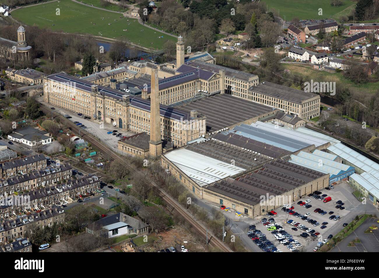 Vista aerea di Salts Mill, Saltaire, Shipley, Bradford, West Yorkshire Foto Stock
