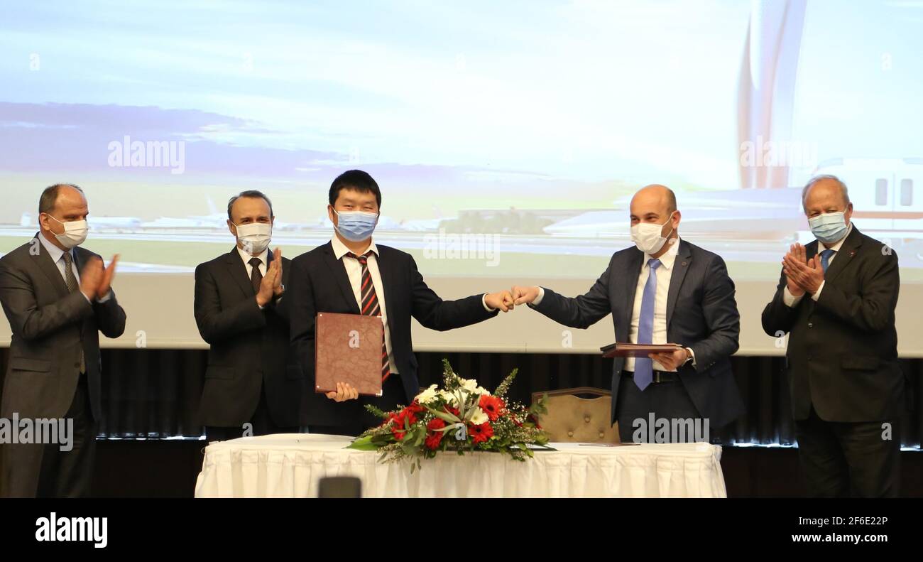 Ankara, Turchia. 30 Marzo 2021. Zhang Peng (L, Front), rappresentante della CRRC-MNG Rail System Vehicles Industry and Trade Ltd. (CRRC-MNG), firma la dichiarazione di cooperazione con il fornitore locale Oktay durante una conferenza di cooperazione per la catena di fornitura ad Ankara, Turchia, 30 marzo 2021. La CRRC-MNG, una joint venture Cina-Turchia, ha firmato martedì un accordo di cooperazione strategica a lungo termine con decine di fornitori turchi. Credit: Li Zhenbei/Xinhua/Alamy Live News Foto Stock