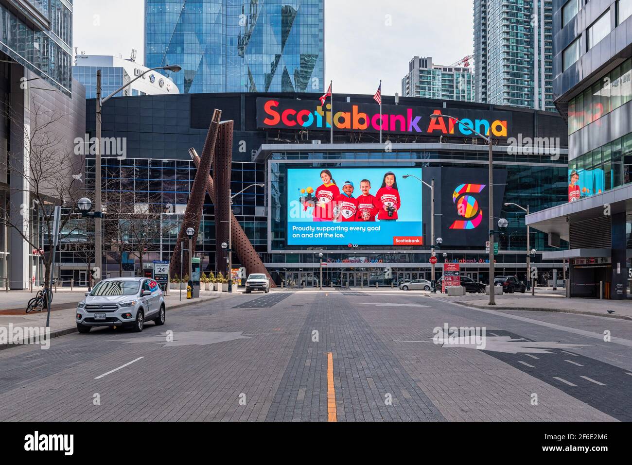 Empty Maple Leaf Square vicino alla Scotiabank Arena a causa di La pandemia di Covid-19 Foto Stock