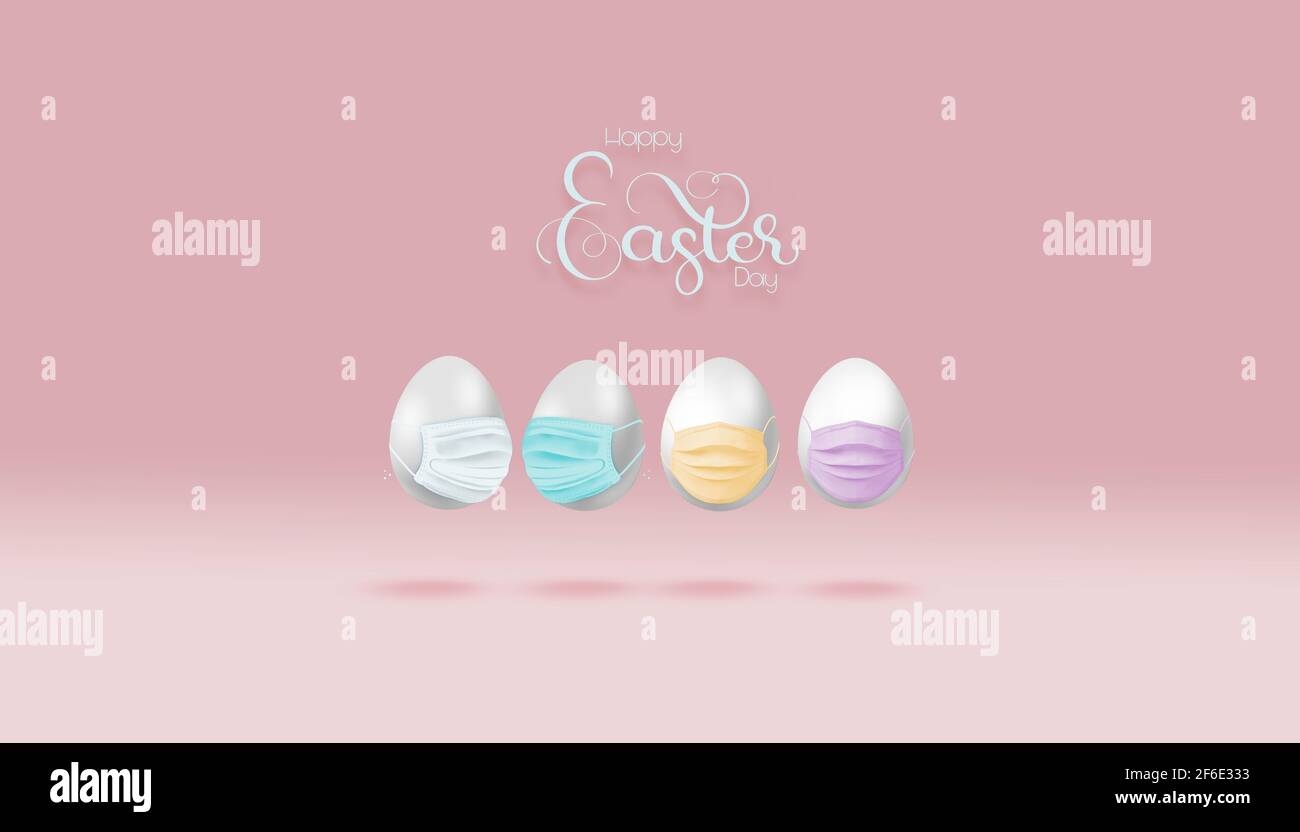 Buona Pasqua 2021. Happy Easter testo e uova di Pasqua indossare maschere isolate su sfondo rosa con spazio copia. Corona virus COVID19 vacanza di Pasqua co Foto Stock