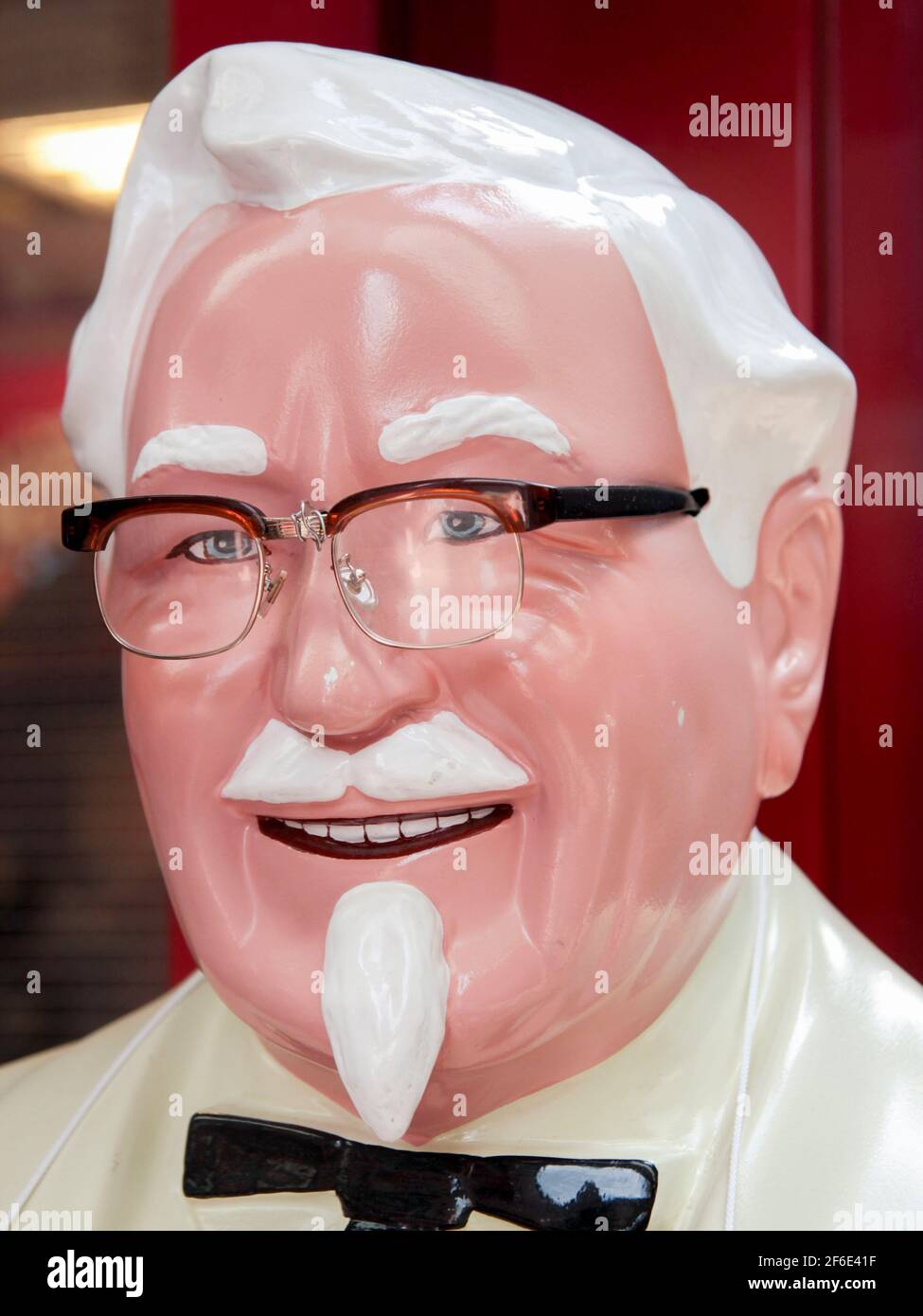 La testa di una plastica, vetroresina, a grandezza naturale, statua, scultura, Immagine di Colonel Sanders, simbolo del KFC, Kentucky Fried Chicken. A Kyoto, Jap Foto Stock