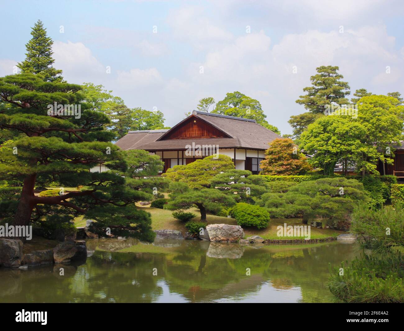 La vista della casa, giardini e stagno in una giornata grigia. A Hachijō-no-miya villa reale a Kyoto, Giappone. Foto Stock