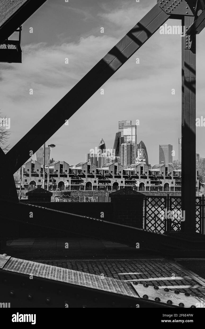 Lo skyline di Londra dal Wapping Wall Foto Stock