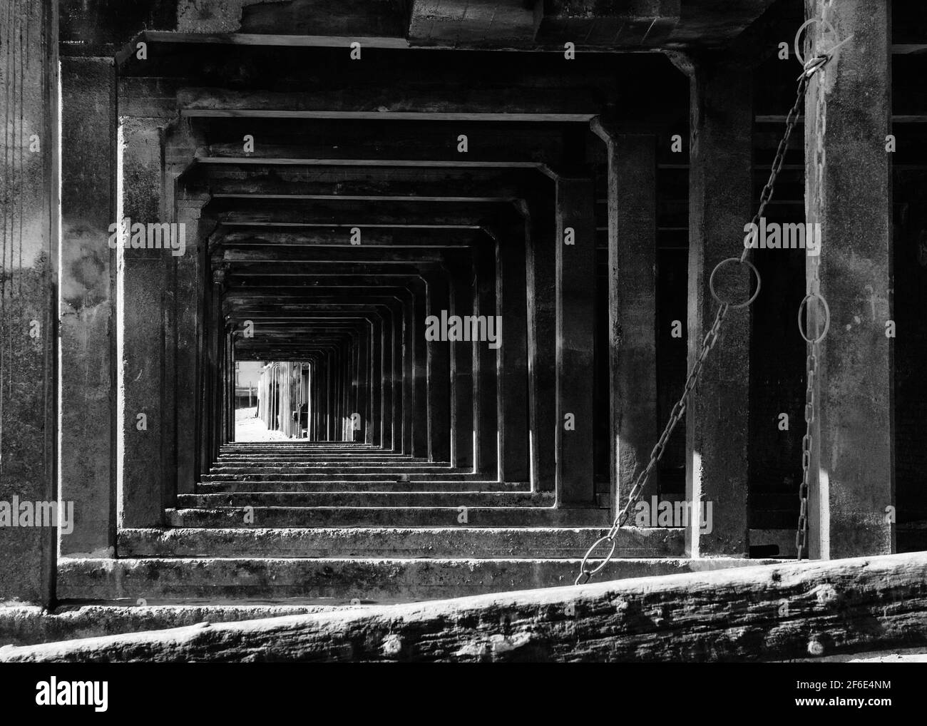 La spiaggia del Tamigi a bassa marea al molo di Wapping Foto Stock