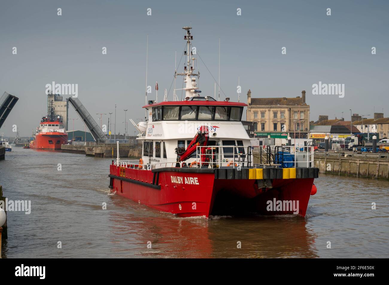 Porto marino di Lowestoft con una nave che esce in mare Foto Stock