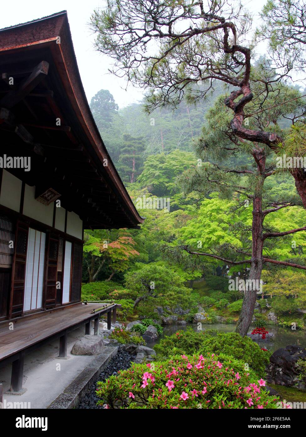 Una vista della facciata del tempio e dei giardini. In una giornata grigia, piovosa e nebbiosa al tempio di Ginkaku-ji a Kyoto, Giappone. Foto Stock