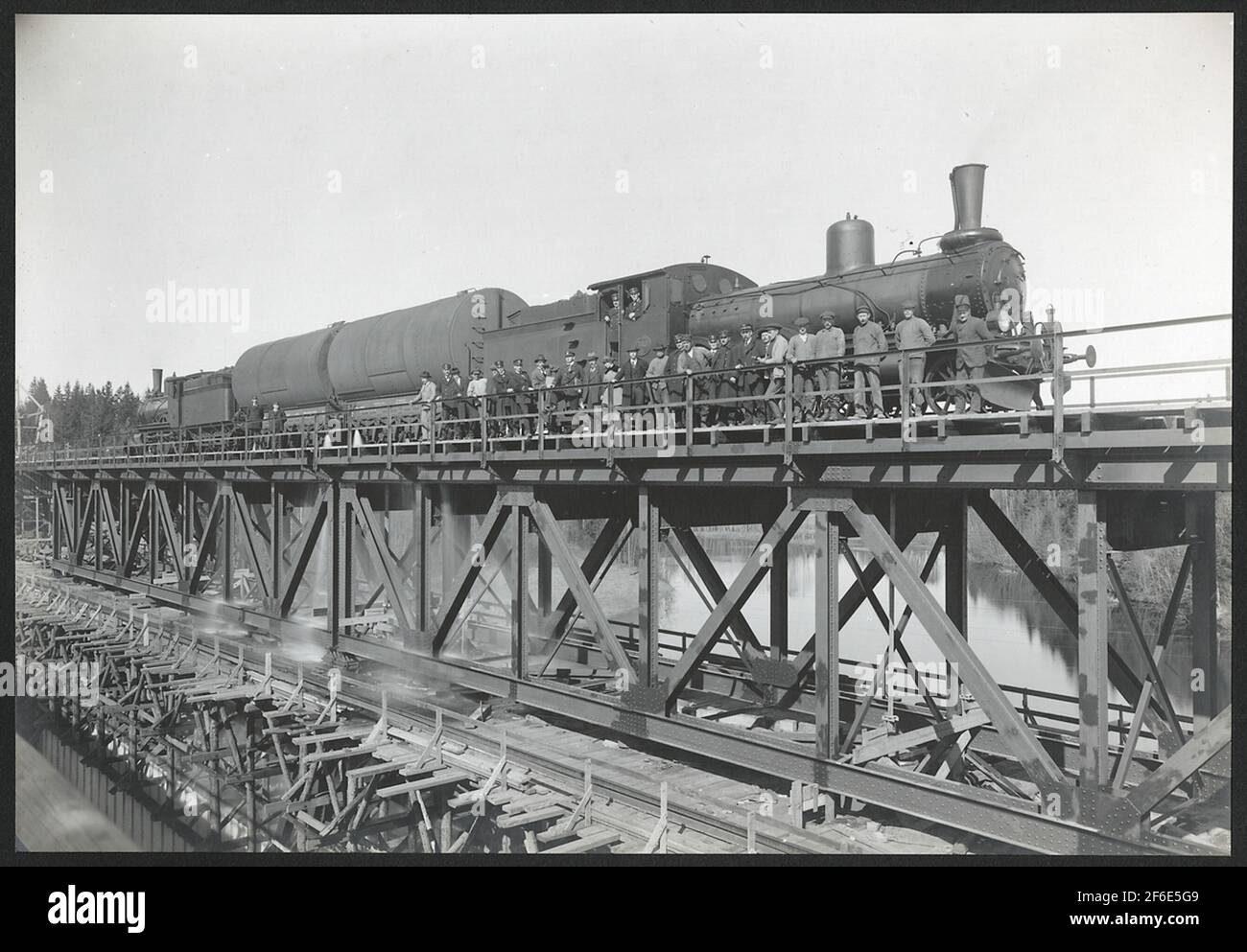 Esempio di carico del ponte ferroviario sopra i nor elf sulla linea tra le fabbricazioni a cuneo. Locomotiva a vapore per le ferrovie governative, SJ CC 740. Foto Stock