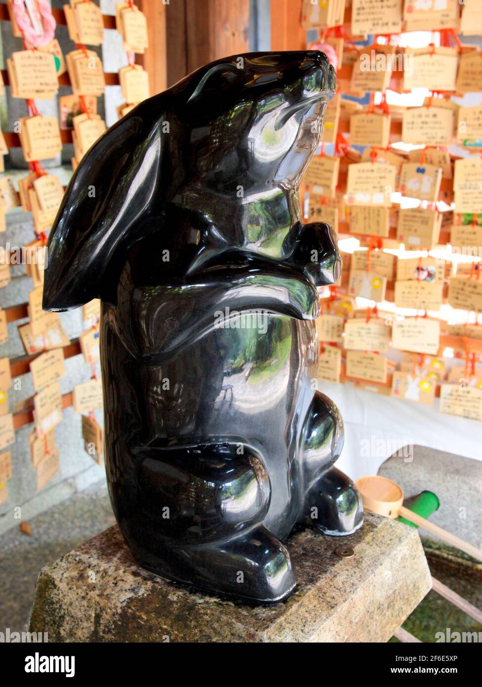 Un grande coniglio di marmo nero. Presso il coniglietto, il tempio del Santuario Okazaki a tema di coniglio a Kyoto, Giappone. Foto Stock