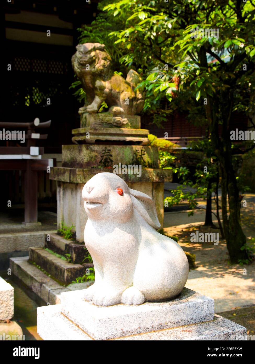 Un coniglietto di coniglietto in cemento dipinto di bianco, seduto, statua, figura. Presso il coniglietto, il tempio del Santuario Okazaki a tema di coniglio a Kyoto, Giappone. Foto Stock