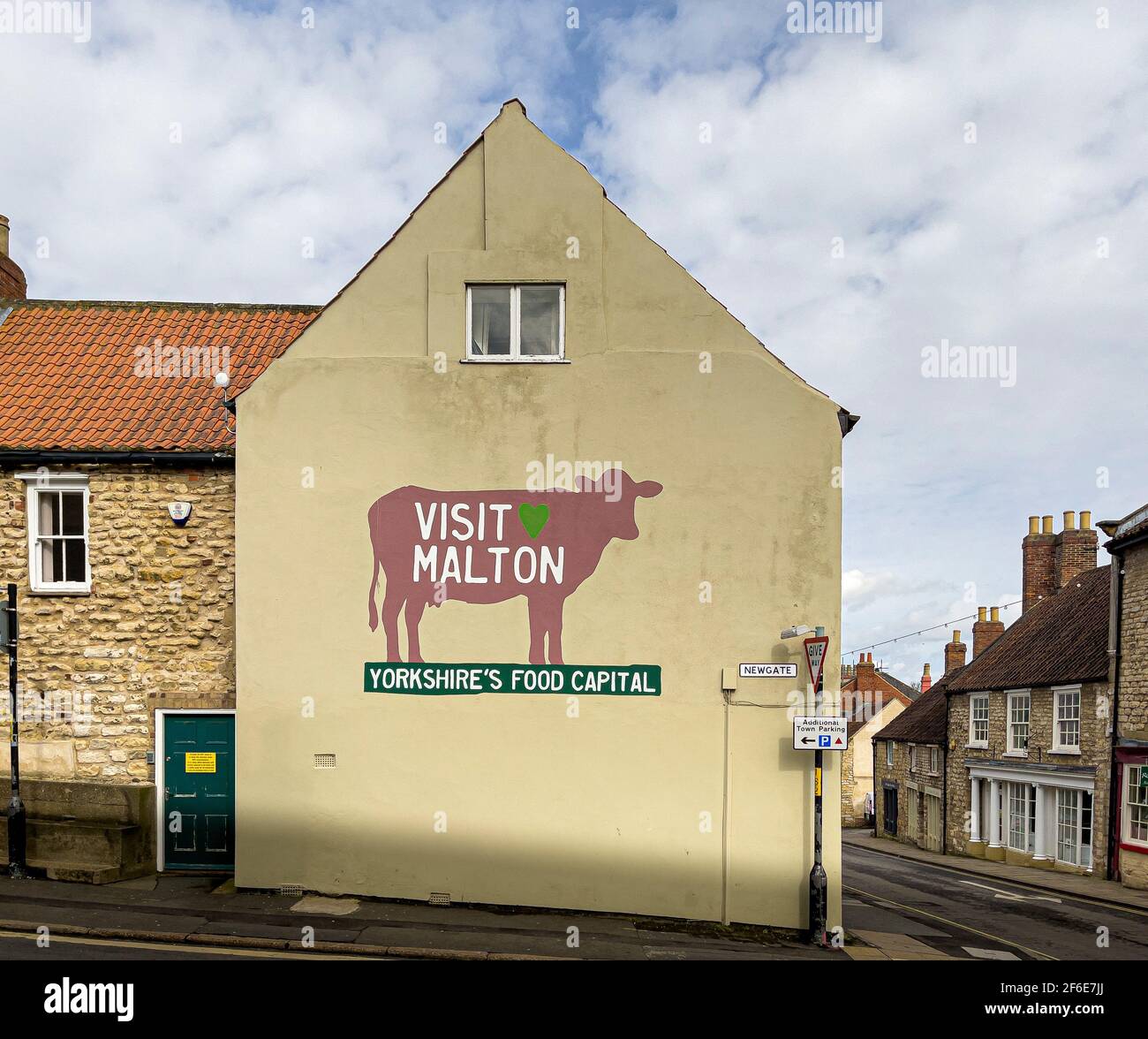 Visita il murale di Malton su una parete esterna in un negozio a Malton, North Yorkshire, Regno Unito. Foto Stock