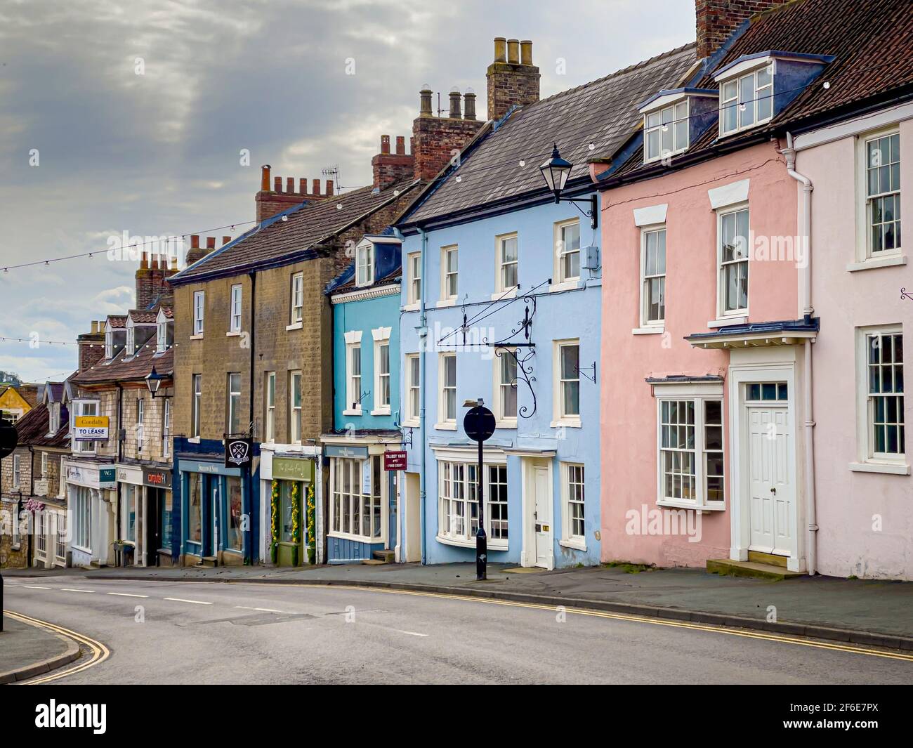Edifici colorati di Market Street. Malton, North Yorkshire, Regno Unito. Foto Stock