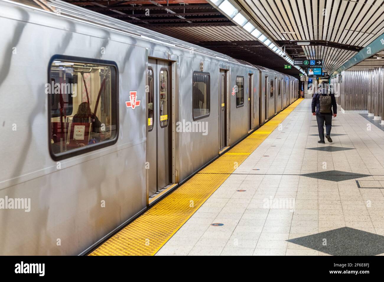 Un nuovo treno che parte dalla stazione di Yonge-Bloor (linea 1) Foto Stock