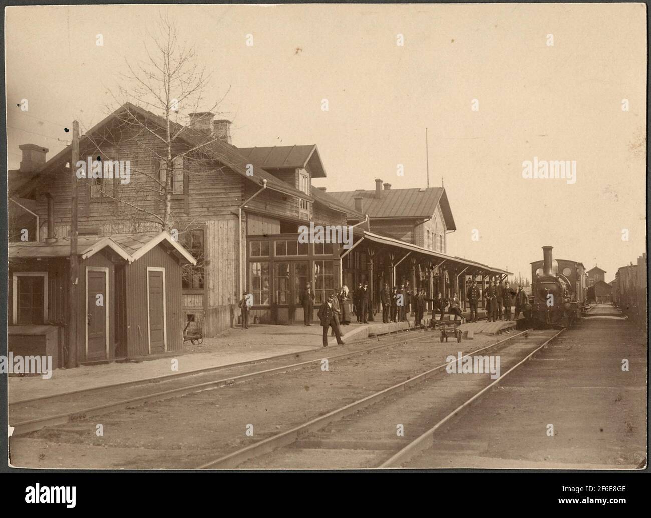 Vista a Charlottenberg. La stazione è stata inaugurata nel 1865. Azionamento elettrico verso est 1937, verso ovest verso la Norvegia 1951.stationshuset è stato modernizzato e dotato di conduzione di calore nel 1931. La locomotiva fu costruita nel 1879 e nel 1928 e nel 1937 fu in gestione termica. Una casa di copertura, 9a, è stata costruita nel 1883. Nell'edificio sono alloggiati anche i locali tariffari. Inoltre, l'alloggiamento di sovrapposizione n. 8 era dotato di conduzione di calore 1931.interblocco alternato meccanico. Aperto 4/11 1865. Fermata 1/10 1994, ma a sinistra come stazione di tecnologia del traffico. Foto Stock