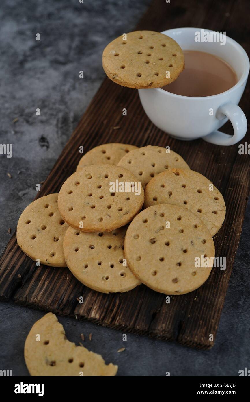 Biscotti indiani atti fatti in casa - biscotti interi di grano serviti con tè, fuoco selettivo Foto Stock