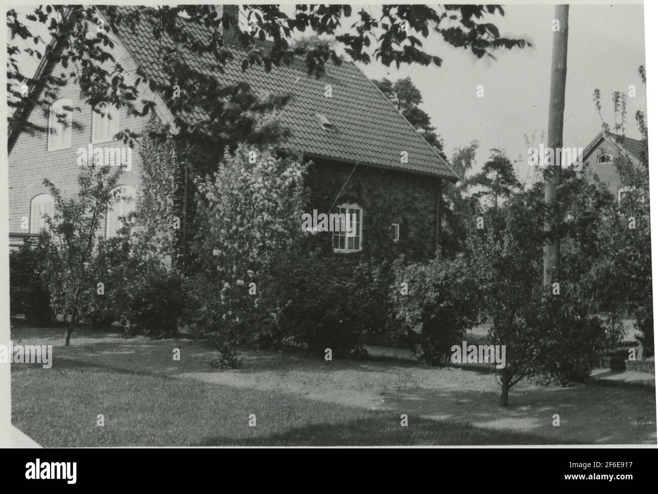 Edificio a 12 C con giardino ben curato. Foto Stock