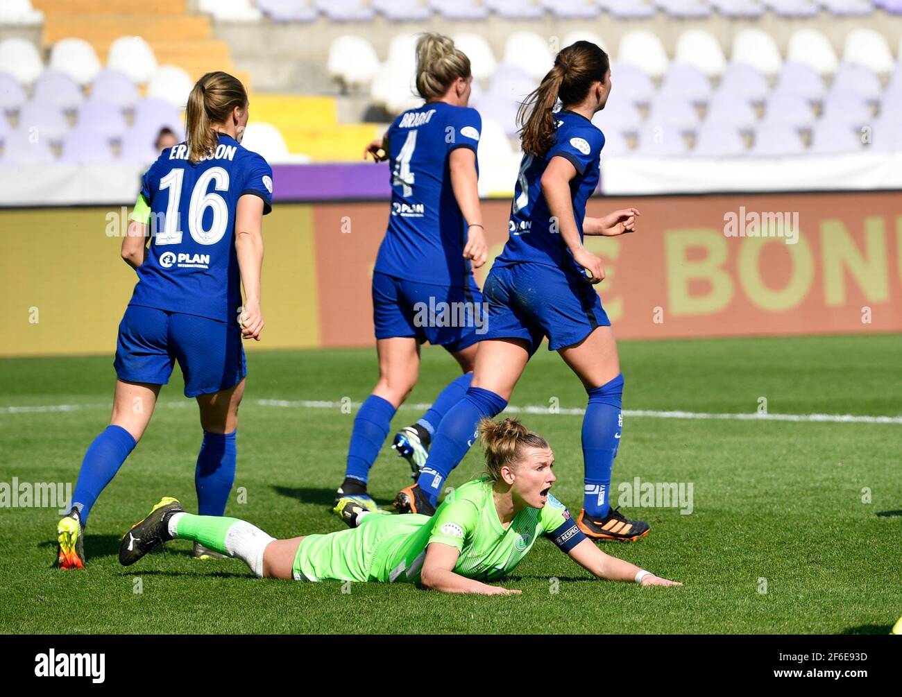 Budapest, Ungheria. 31 Marzo 2021. Calcio, Donne: Champions League, VfL Wolfsburg - LFC Chelsea, round a battente, quarti di finale, seconde gambe. Alexandra Popp di Wolfsburg si trova sul tappeto erboso. Credit: Marton Monus/dpa/Alamy Live News Foto Stock