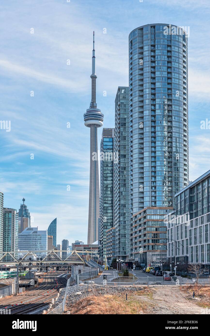 La CN Tower, simbolo canadese e monumento internazionale, è vista da un punto di vista insolito, Toronto, Canada, 2021 Foto Stock