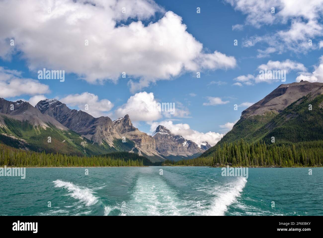 Crociera in barca sul lago Maligne, Jasper National Park, Alberta, Montagne Rocciose, Canada Foto Stock
