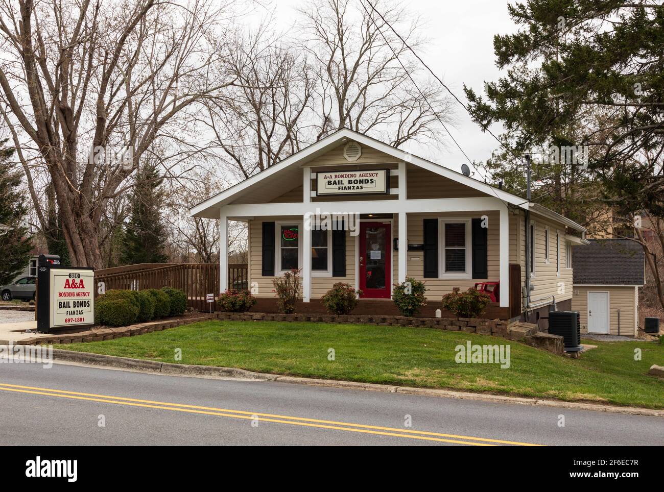 HENDERSONVILLE, NC, USA-23 MARZO 2021: AandA Bonding Agency. Bail bond. Fianzas. Foto Stock