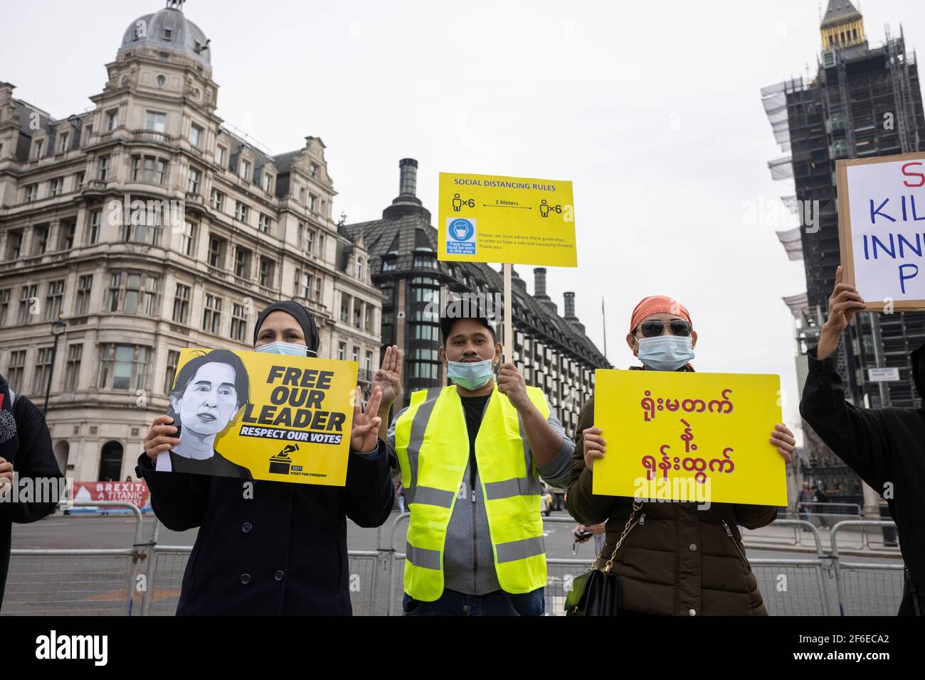 Londra, Regno Unito. 31 Marzo 2021. Manifestanti con cartelli e facendo il saluto a tre dita della resistenza in Piazza del Parlamento. I manifestanti si sono riuniti in Piazza del Parlamento - indossando maschere facciali e osservando le distanze sociali - prima di marciare all'ambasciata cinese in solidarietà con il popolo del Myanmar contro il colpo di stato militare e le uccisioni di civili. I discorsi sono stati fatti fuori dall'ambasciata. Dall'inizio del colpo di stato militare del 1° febbraio, oltre 520 persone sono state uccise in Myanmar dalle forze di sicurezza. Sabato scorso è stato il giorno più violento in cui più di 100 persone sono stati kil Foto Stock