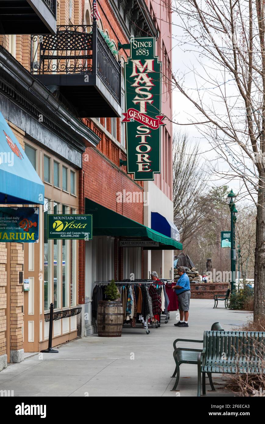 HENDERSONVILLE, NC, USA-23 MARZO 2021: Main Street a Hendersonville in un primo giorno di primavera, con Mast General Store aperto per affari. Persone. Foto Stock