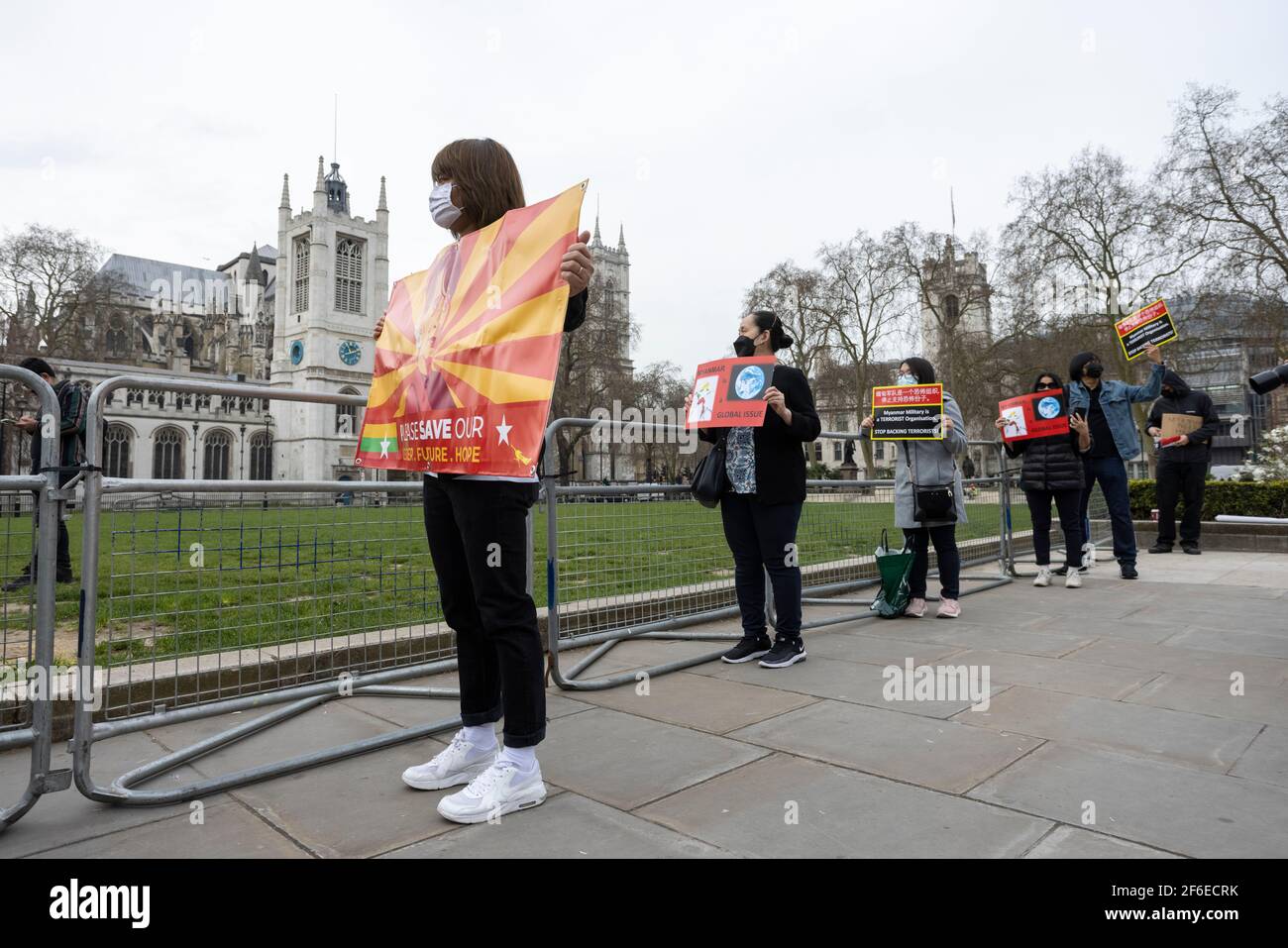 Londra, Regno Unito. 31 Marzo 2021. Manifestanti che osservano le distanze sociali in Piazza del Parlamento. I manifestanti si sono riuniti in Piazza del Parlamento - indossando maschere facciali - prima di marciare verso l'ambasciata cinese in solidarietà con il popolo del Myanmar contro il colpo di Stato militare e le uccisioni di civili. I discorsi sono stati fatti fuori dall'ambasciata. Dall'inizio del colpo di stato militare del 1° febbraio, oltre 520 persone sono state uccise in Myanmar dalle forze di sicurezza. Sabato scorso è stato il giorno più violento in cui sono state uccise più di 100 persone. Credit: Joshua Windsor/Alamy Live News Foto Stock