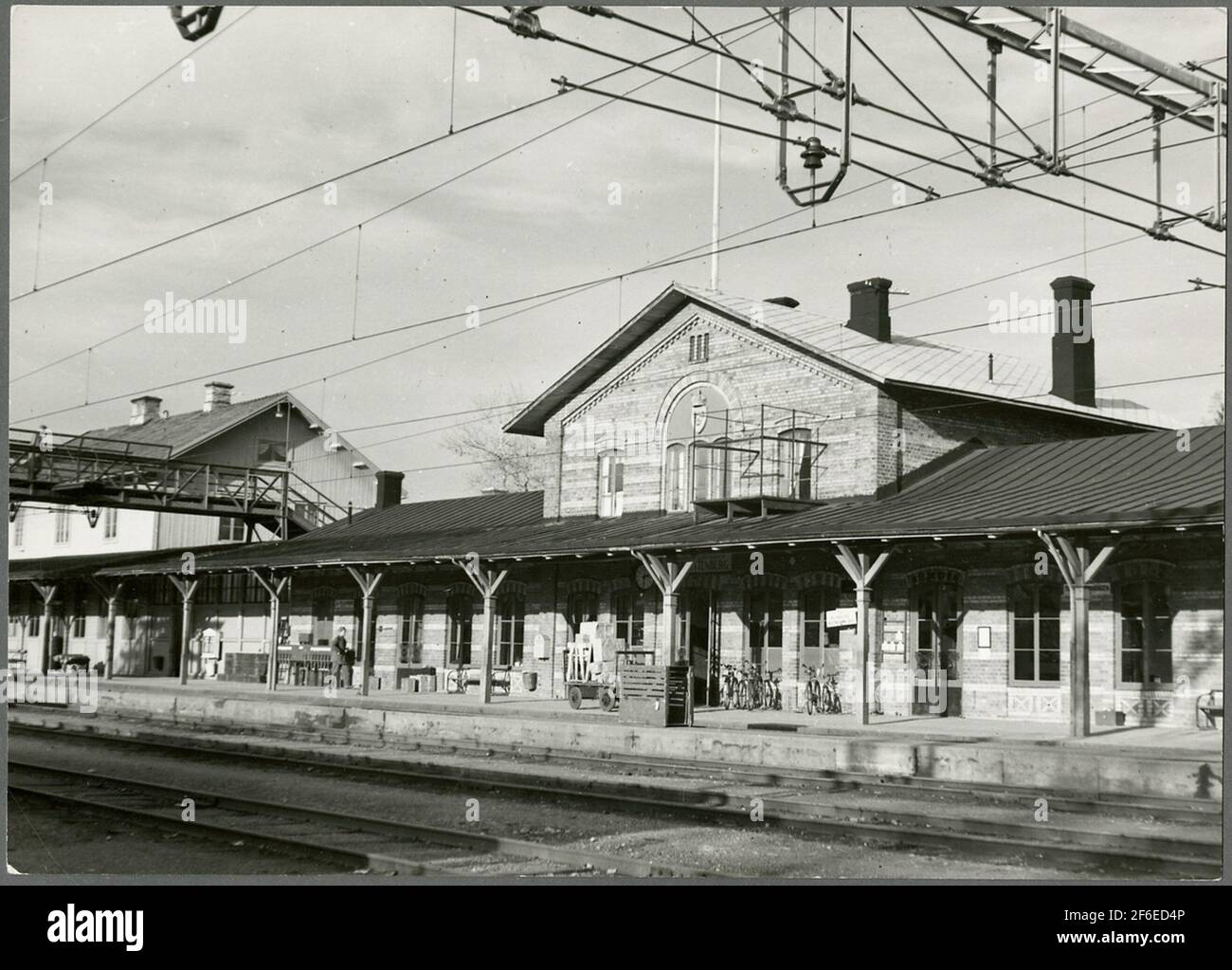 Vista a Charlottenberg. La stazione è stata inaugurata nel 1865. Azionamento elettrico verso est 1937, verso ovest verso la Norvegia 1951.stationshuset è stato modernizzato e dotato di conduzione di calore nel 1931. La locomotiva fu costruita nel 1879 e nel 1928 e nel 1937 fu in gestione termica. Una casa di copertura, 9a, è stata costruita nel 1883. Nell'edificio sono alloggiati anche i locali tariffari. Inoltre, l'alloggiamento di sovrapposizione n. 8 era dotato di conduzione di calore 1931.interblocco alternato meccanico. Aperto 4/11 1865. Fermata 1/10 1994, ma a sinistra come stazione di tecnologia del traffico. Foto Stock