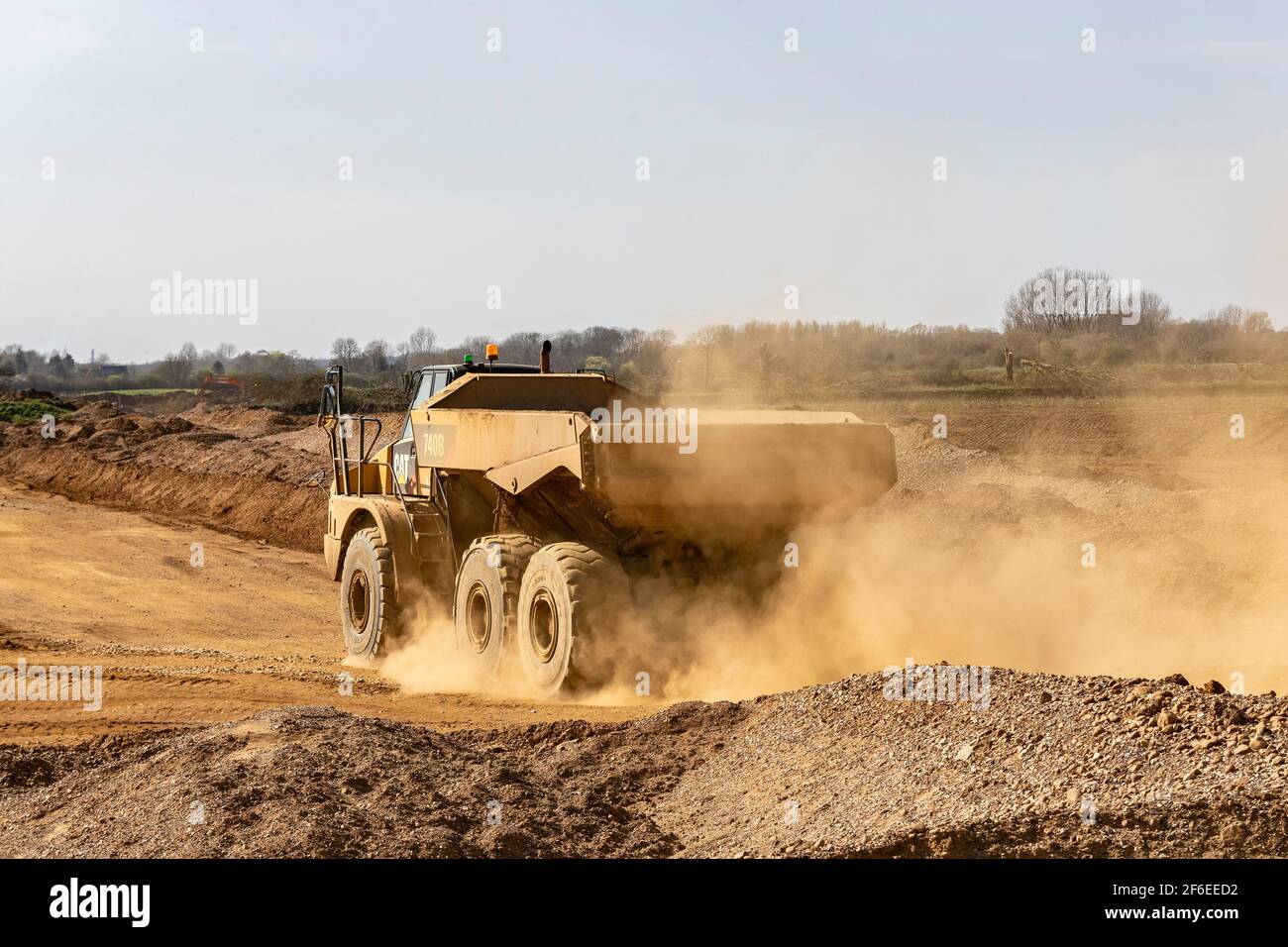 Il dumper articolato Cat 740B che lavora presso Hanson aggrega nuove cave lungo la valle di Nene tra Cogenhoe e Grendan Northamptonshire, Engalnd, Regno Unito. Foto Stock