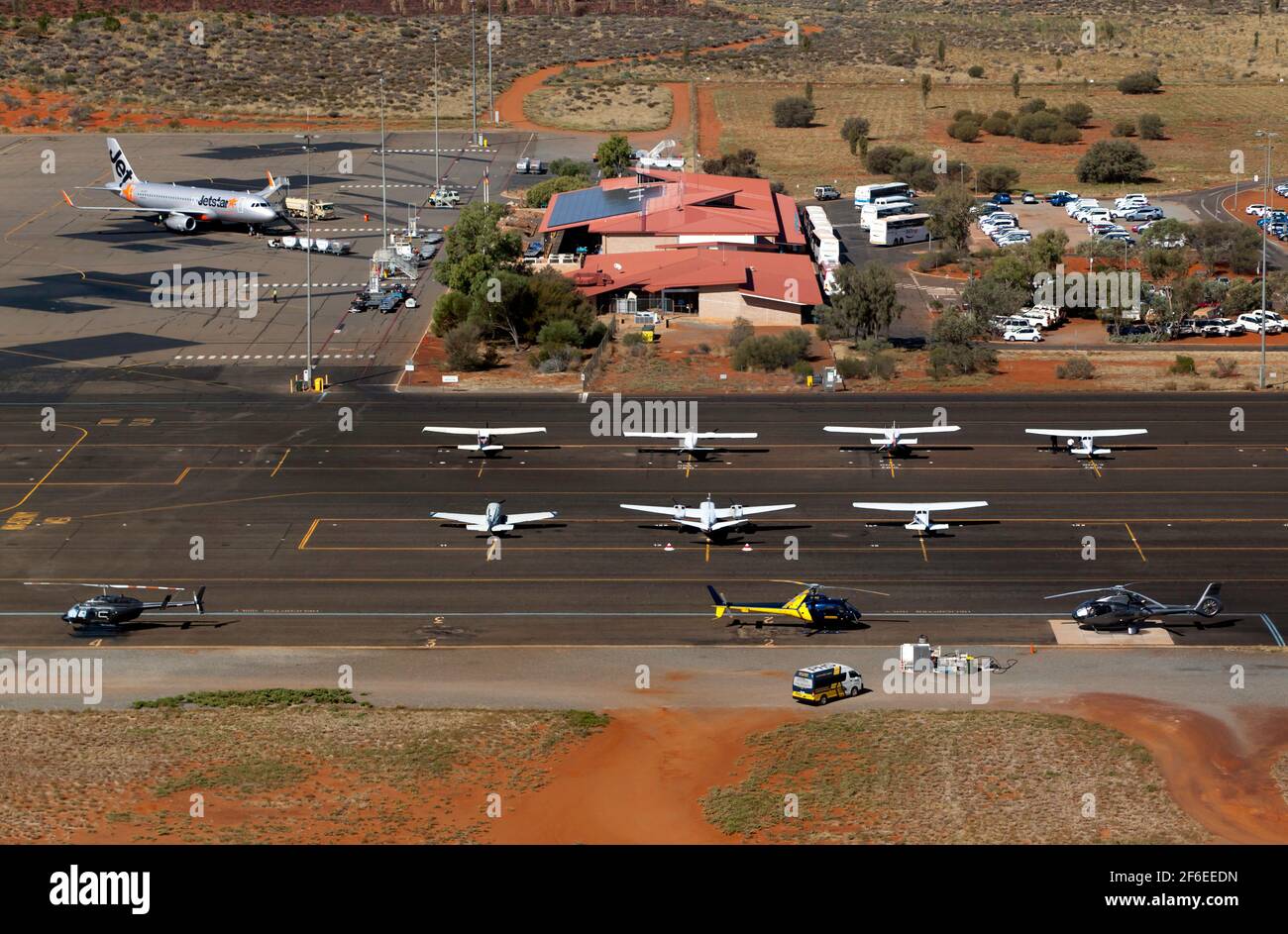 Vista aerea dell'aeroporto di Connellan, presa da un elicottero di ritorno da un volo panoramico sul Parco Nazionale di Uluṟu-Kata Tjuṯa Foto Stock