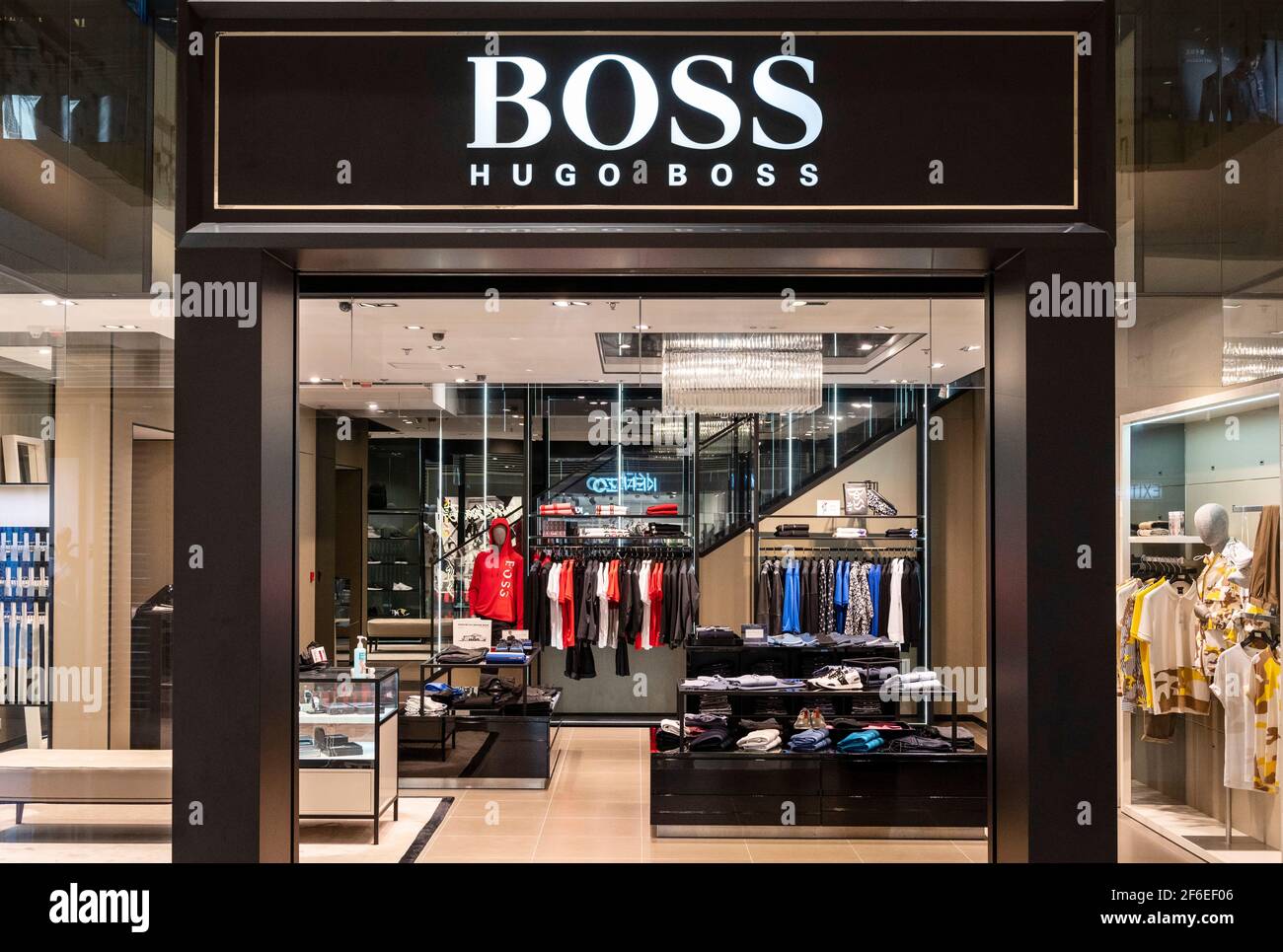 Marchio di abbigliamento tedesco Hugo Boss logo visto a Hong Kong Foto  stock - Alamy