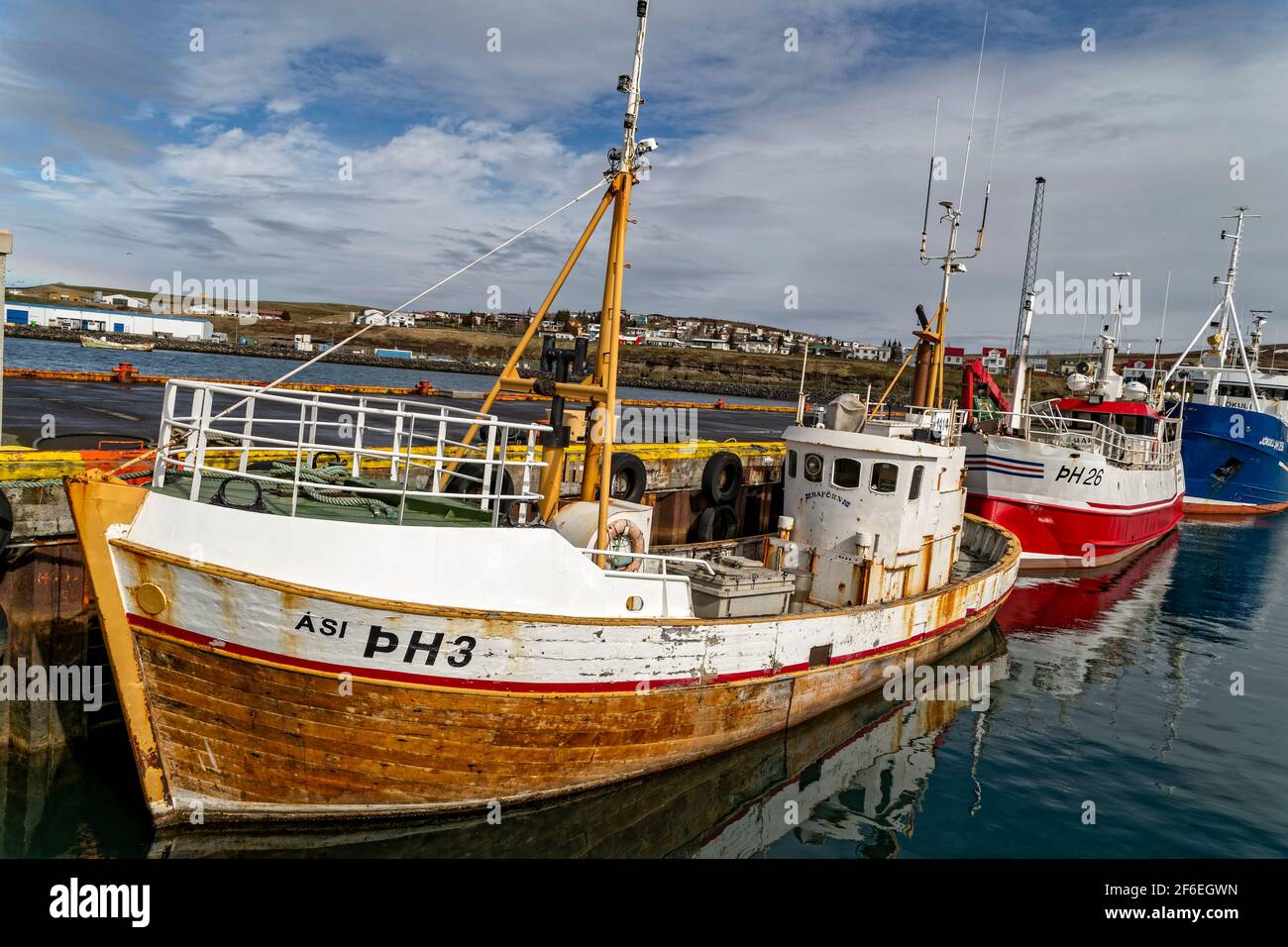 Husavik, Islanda. 23 maggio 2015. Barche da pesca nel porto di Husavik, Islanda. Credit: Bernard Menigault/Alamy Stock Photo Foto Stock
