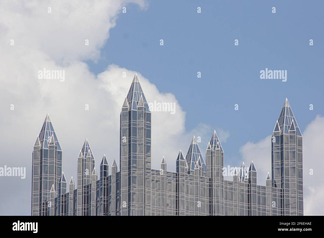 Pittsburgh Pennsylvania PA vetro riflettente PPG Building Plate Glass skyline linea con cielo e nuvole Foto Stock
