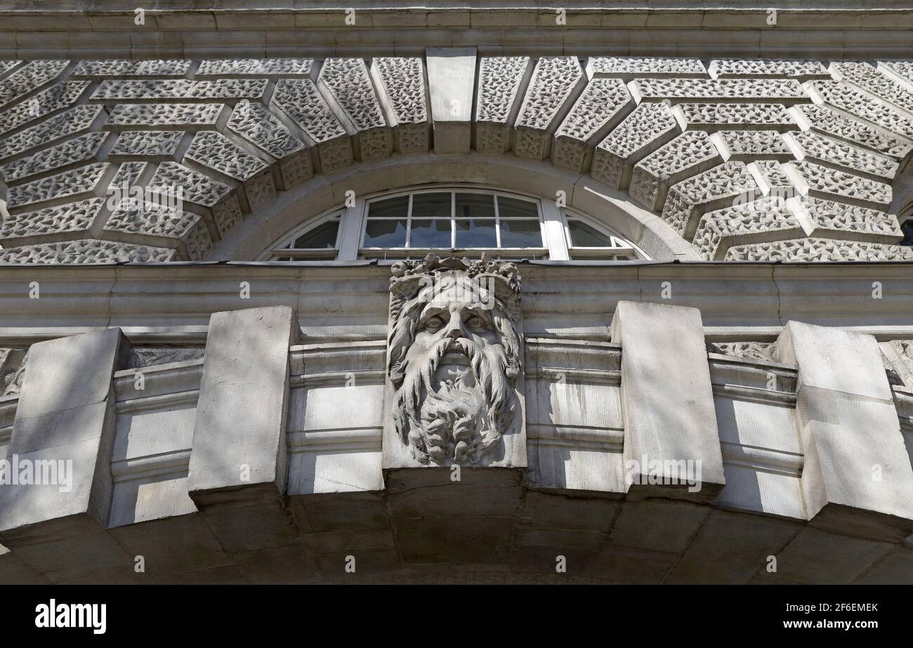 Londra, Inghilterra, Regno Unito. La Somerset House - scolpita in pietra faccia sulla facciata sud, di fronte al fiume Foto Stock