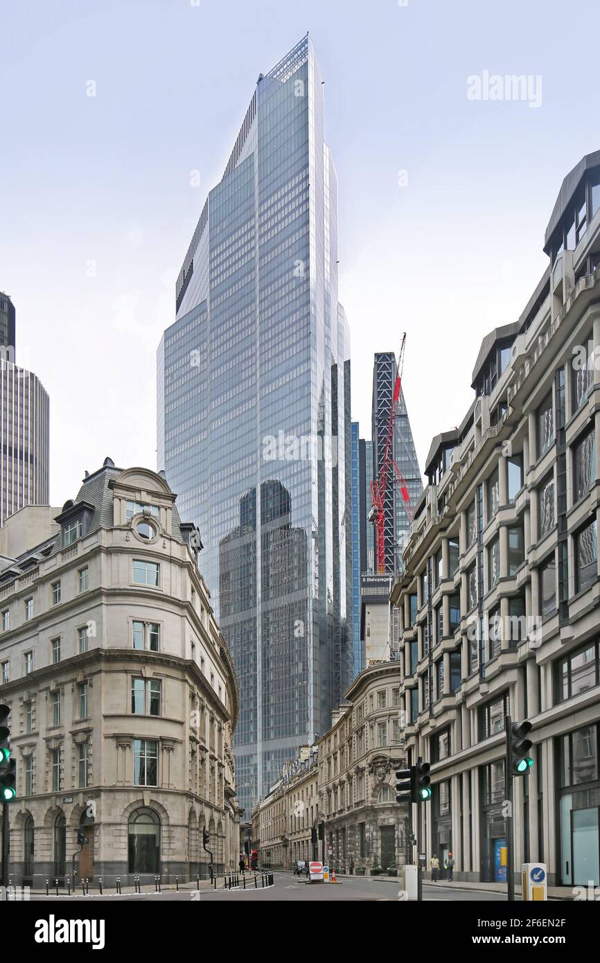 Città di Londra. Threadneedle Street è ombreggiata dalla nuova torre di Bishopsgate del 22 a 62 piani. Mostra il riflesso della Torre 42. Cheesegrater alla sua destra Foto Stock