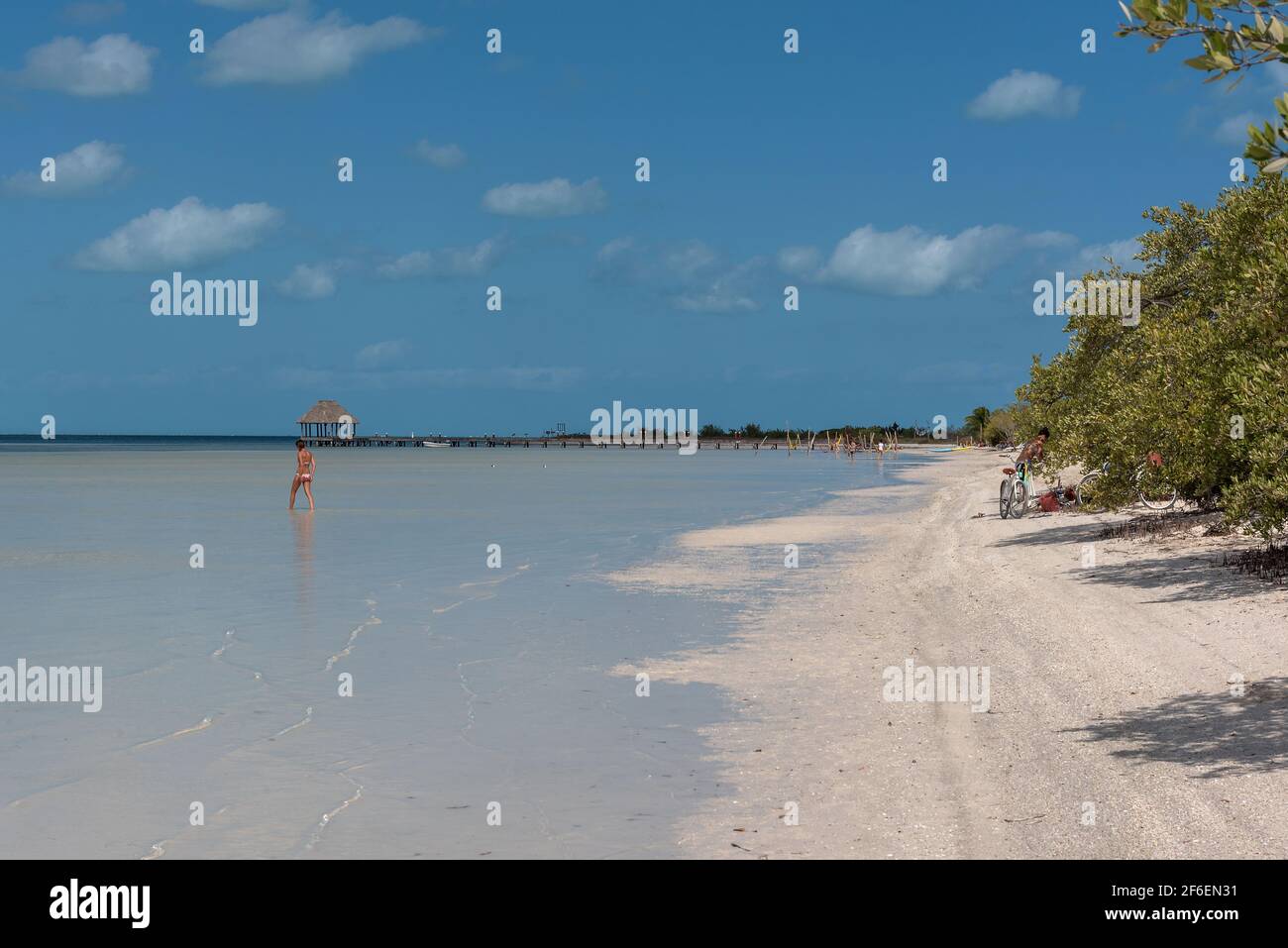 Spiaggia sull'isola di Holbox nel Mar dei Caraibi del Messico Foto Stock