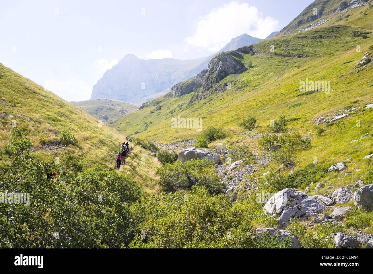 Un gruppo di persone è trekking nelle montagne del Parco Nazionale dei Monti Sibillini (Marche, Italia, Europa) Foto Stock