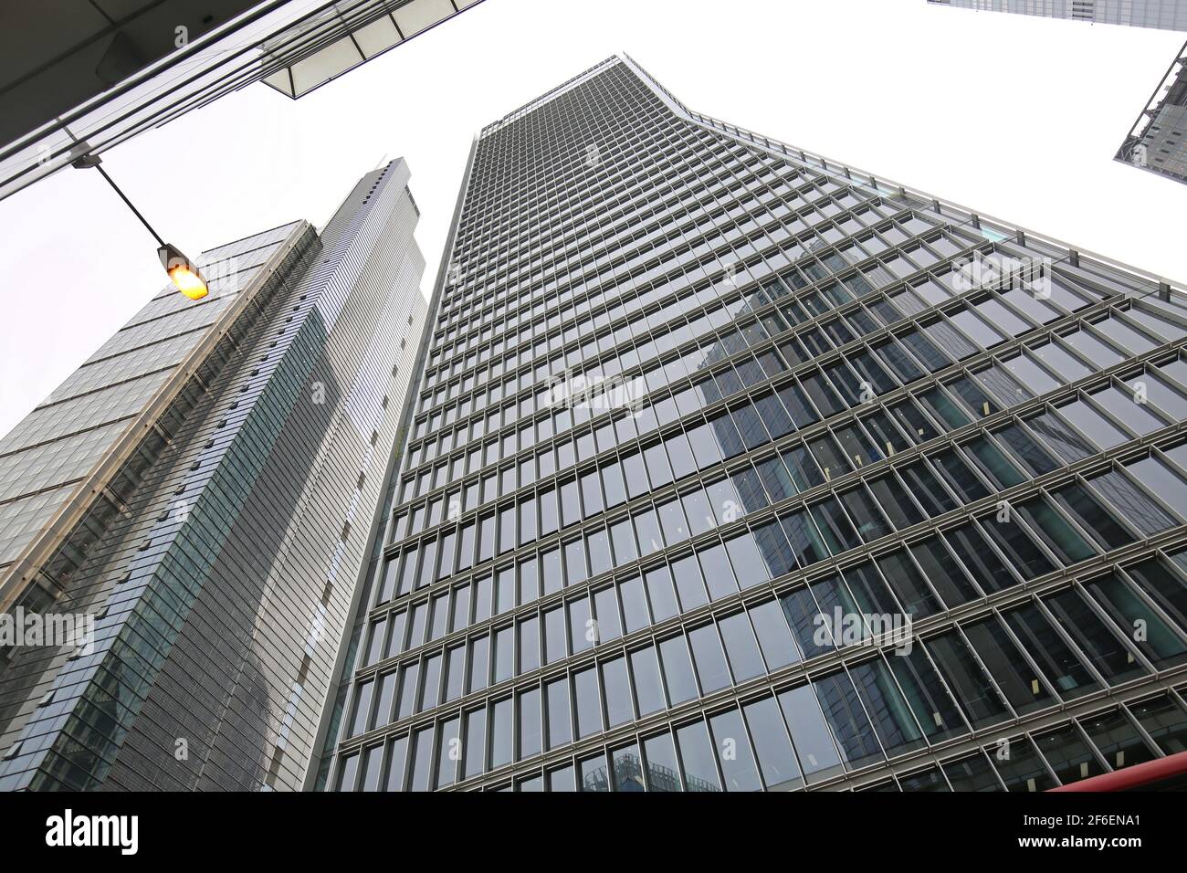 Vista obliqua di nuovi blocchi di uffici su Bishopsgate, City of London, UK. Mostra 100 Bishopsgate (centro) Heron Tower (a sinistra) Foto Stock