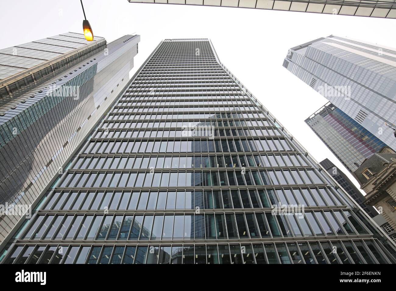 Vista obliqua di nuovi blocchi di uffici su Bishopsgate, City of London, UK. Mostra 100 Bishopsgate (centro) Torre dell'Erone (sinistra) 22 Bishopsgate (destra). Foto Stock