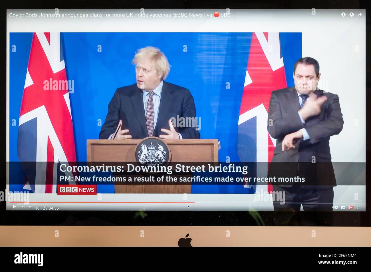 Boris Johnson affiancato da Union Jacks nella nuova sala stampa di Downing Street che fornisce un briefing di Covid. Notizie della BBC. Foto Stock