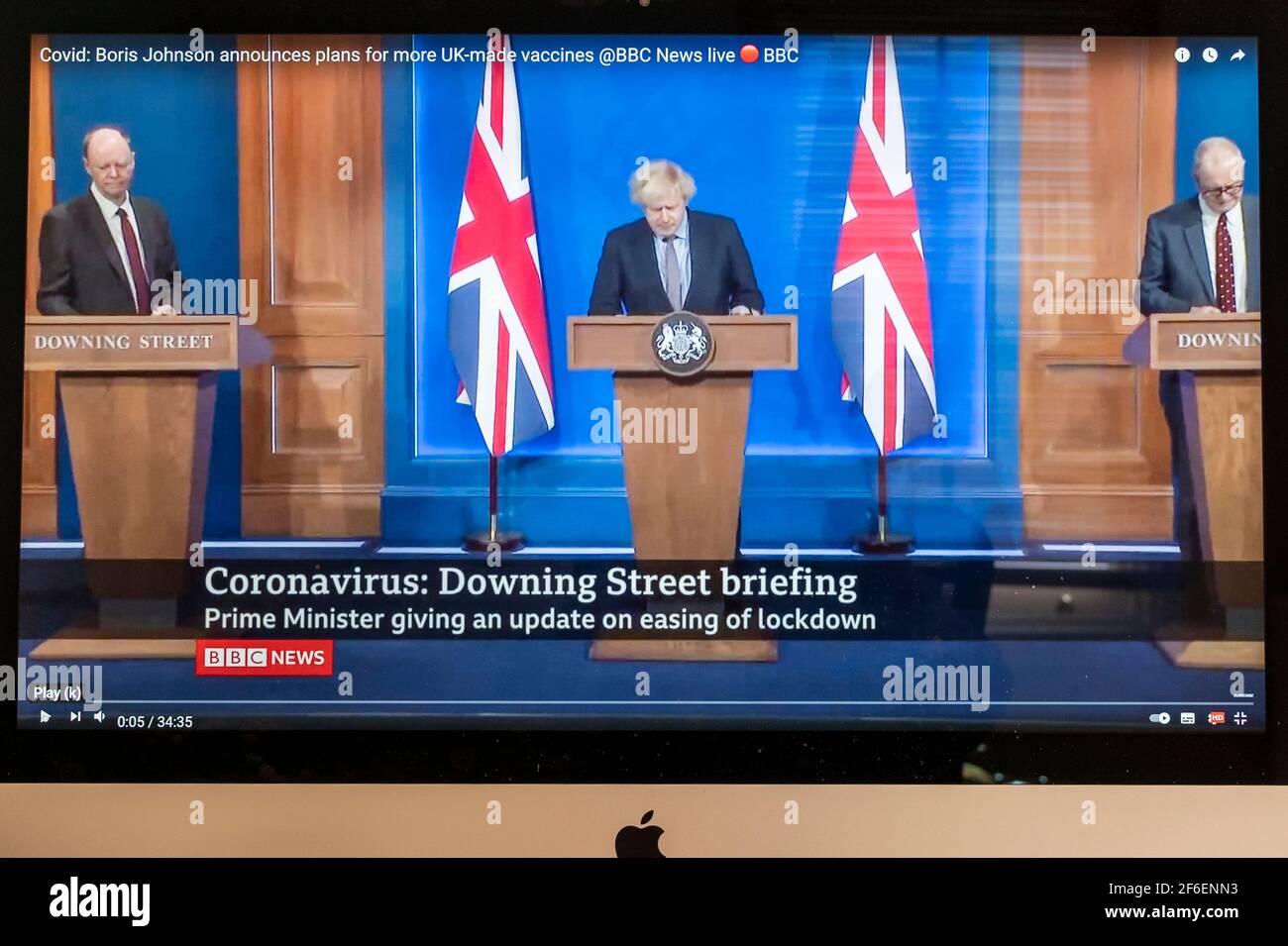 Boris Johnson ha tenuto un briefing di Downing Street nella nuova sala stampa con Chris Whitty e Patrick Vallance. Notizie BBC, Foto Stock