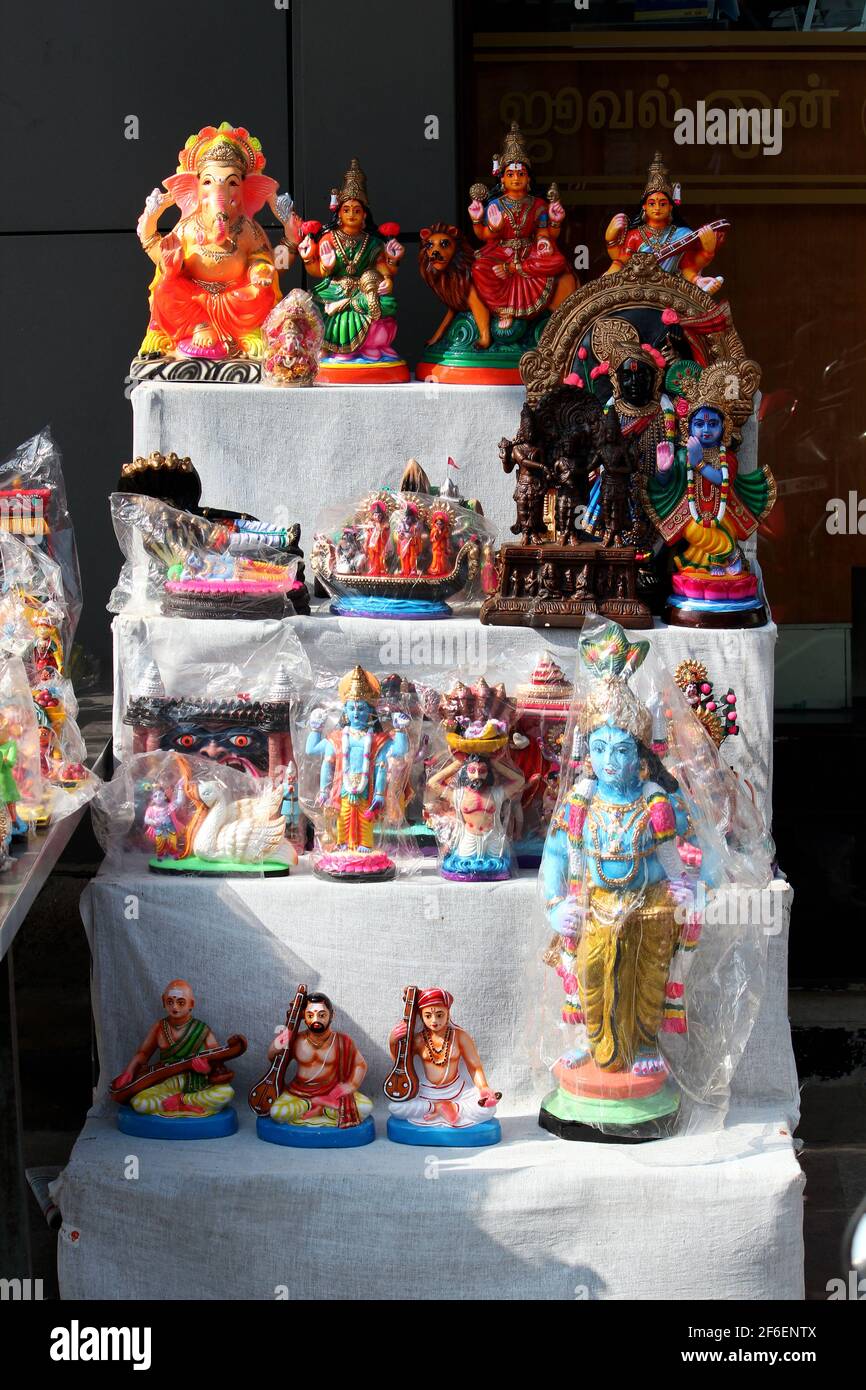In mostra gli idoli di Navratri, Dassehra, Golu Foto Stock