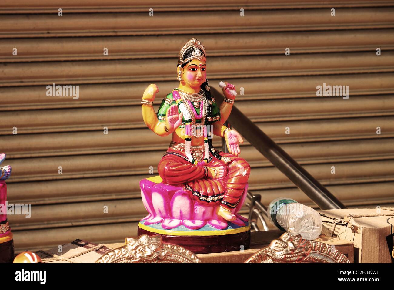 In mostra gli idoli di Navratri, Dassehra, Golu Foto Stock