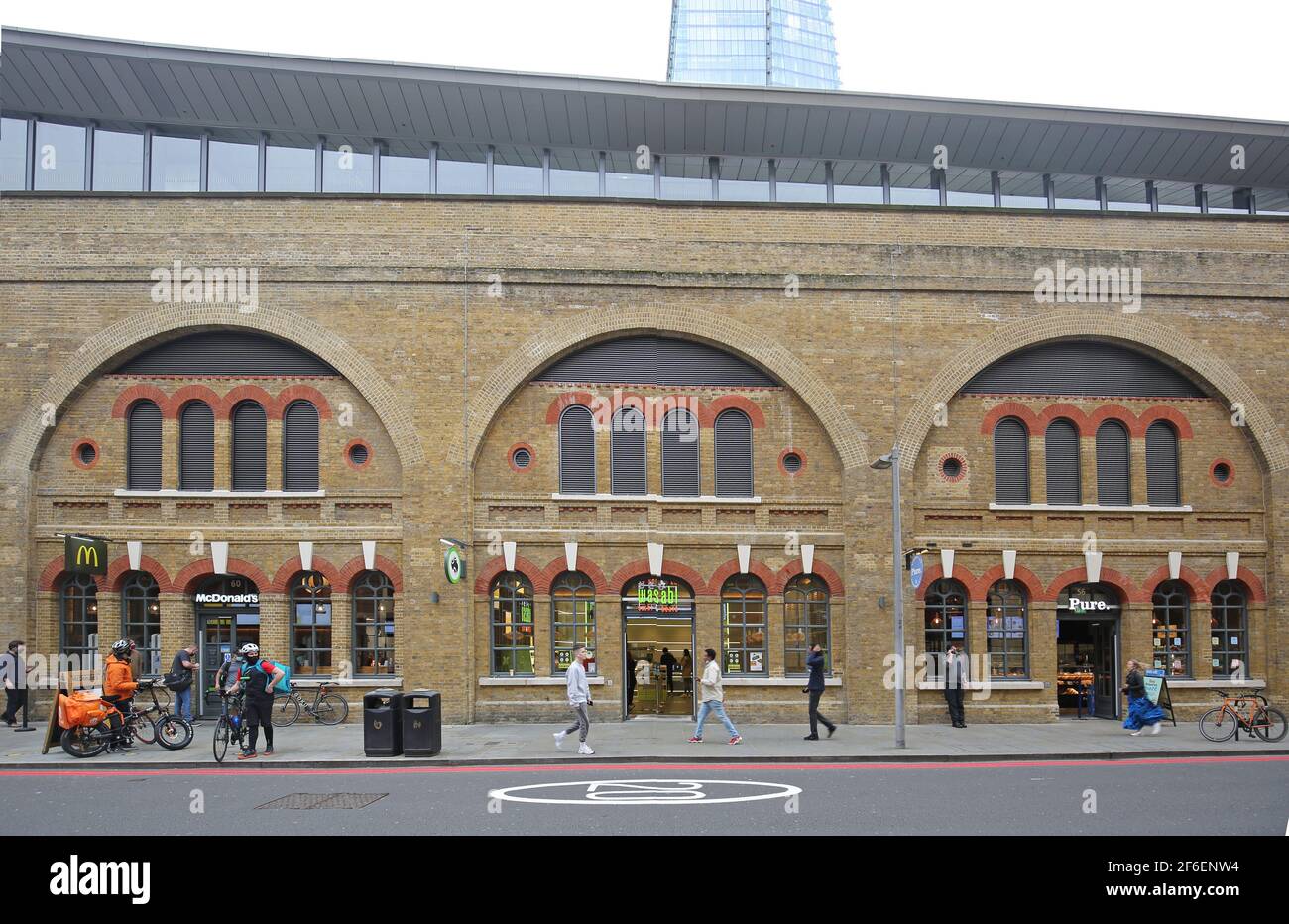 I fast food McDonalds, Wasabi e pure sono costruiti all'interno degli archi vittoriani sotto la London Bridge Station, recentemente ristrutturata, su Tooley St. Foto Stock