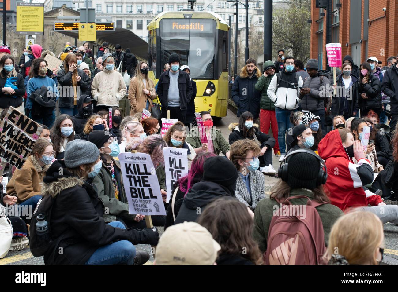 Uccidere la protesta di Bill, Manchester, Regno Unito. La fermata PiccadillyMetrolink con i dimostranti che bloccano il tram Piccadilly durante il blocco nazionale in Inghilterra. Foto Stock