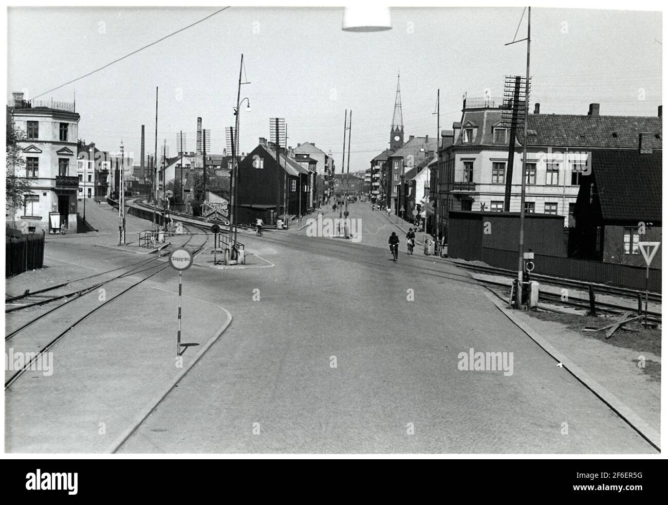 Traversata ferroviaria con torre della chiesa sullo sfondo. Foto Stock