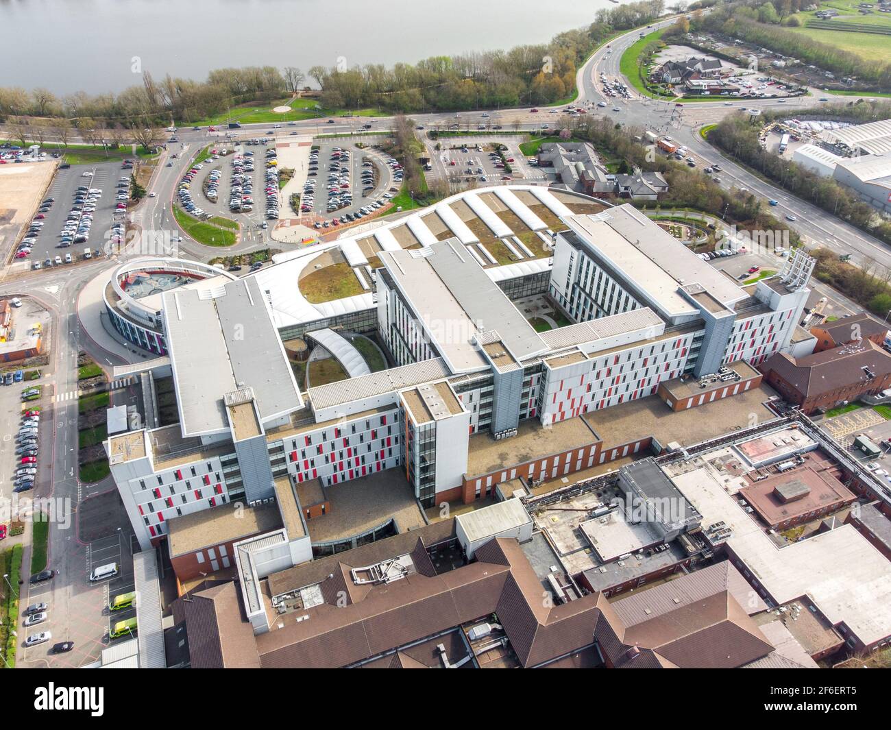 Kings Mill Hospital Mansfield Nottingham moderno nuovo edificio NHS colorato architettura vista aerea drone fotografia emergenza centro medico salute Foto Stock
