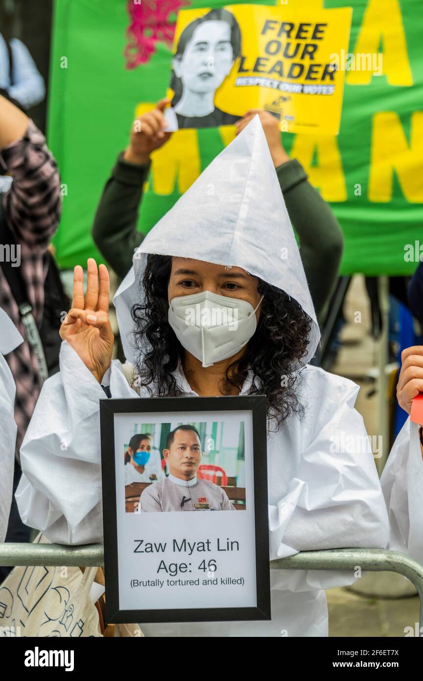 Londra, Regno Unito. 31 Mar 2021. Alcune persone indossavano bianco come è tradizionale per i funerali - marcia di protesta e rally che chiedono ai militari di Myanmar/Birmania di ripristinare il governo democratico dopo il loro colpo di stato. La marcia è iniziata in Piazza del Parlamento e si è conclusa con un rally all'ambasciata cinese a causa del loro sostegno al regime militare. La protesta è stata riunita dal CRPH (Comitato di rappresentanza di Pyidaungsu Hluttawa), un Gruppo Facebook per un'organizzazione governativa che mira a garantire il rilascio incondizionato di coloro che sono stati detenuti, compreso il Presidente della Repubblica dell'Unione di Myanmar Foto Stock