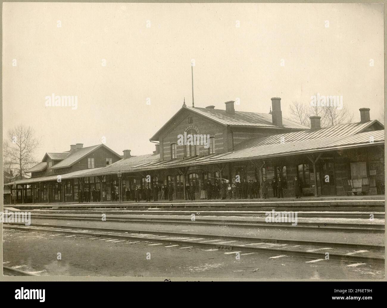 Vista a Charlottenberg. La stazione è stata inaugurata nel 1865. Azionamento elettrico verso est 1937, verso ovest verso la Norvegia 1951.stationshuset è stato modernizzato e dotato di conduzione di calore nel 1931. La locomotiva fu costruita nel 1879 e nel 1928 e nel 1937 fu in gestione termica. Una casa di copertura, 9a, è stata costruita nel 1883. Nell'edificio sono alloggiati anche i locali tariffari. Inoltre, l'alloggiamento di sovrapposizione n. 8 era dotato di conduzione di calore 1931.interblocco alternato meccanico. Aperto 4/11 1865. Fermata 1/10 1994, ma a sinistra come stazione di tecnologia del traffico. Foto Stock