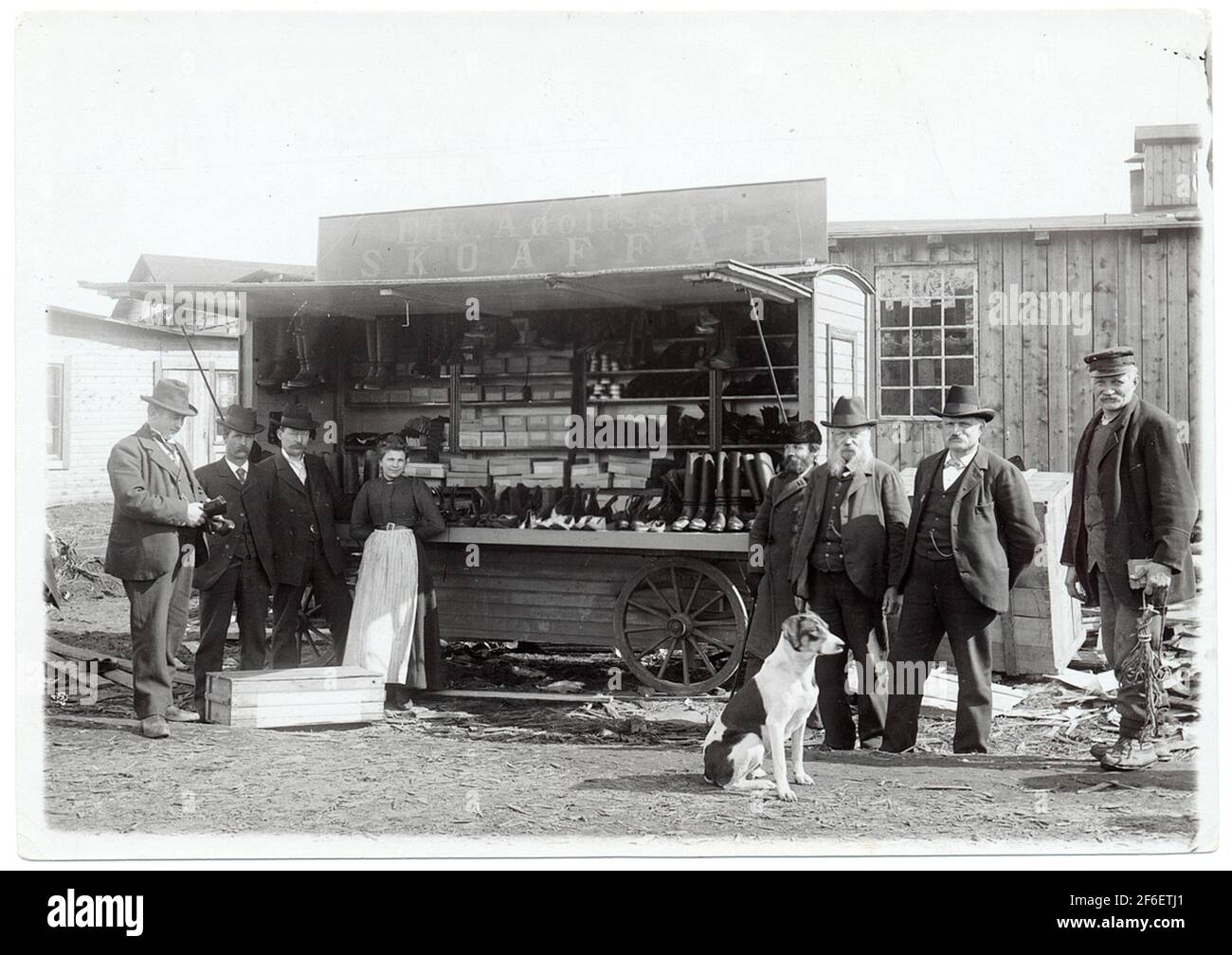 Luossavaara Shoe Store giù alla punta ferroviaria di Luossajoki in 1900. Le 4 persone a piedi a destra visti sono chiamati Landström, Wiklander, Lundahl, Hagberg in cognome. Foto Stock